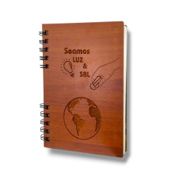 CUADERNO A5 TAPA DE MADERA SEAMOS LUZ...